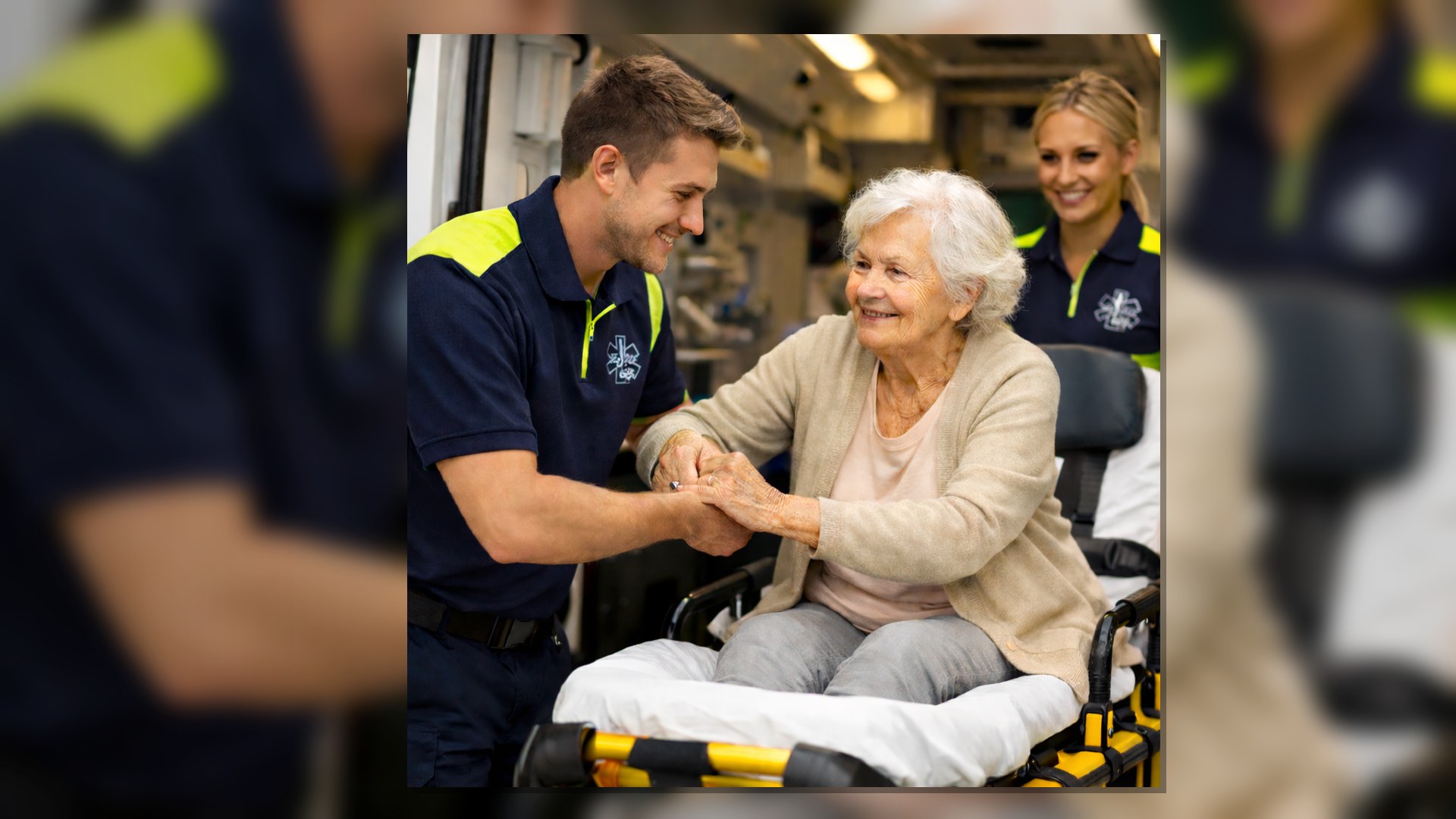 Technicien ambulancier tenant la main d'une personne âgée lors d'une prise en charge